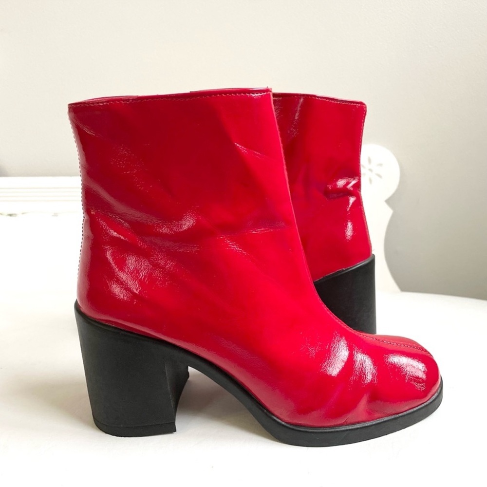 SCHUH RED PATENT LEATHER ANKLE BOOTS BLACK BLOCK CHUNKY HEELS ZIPPER